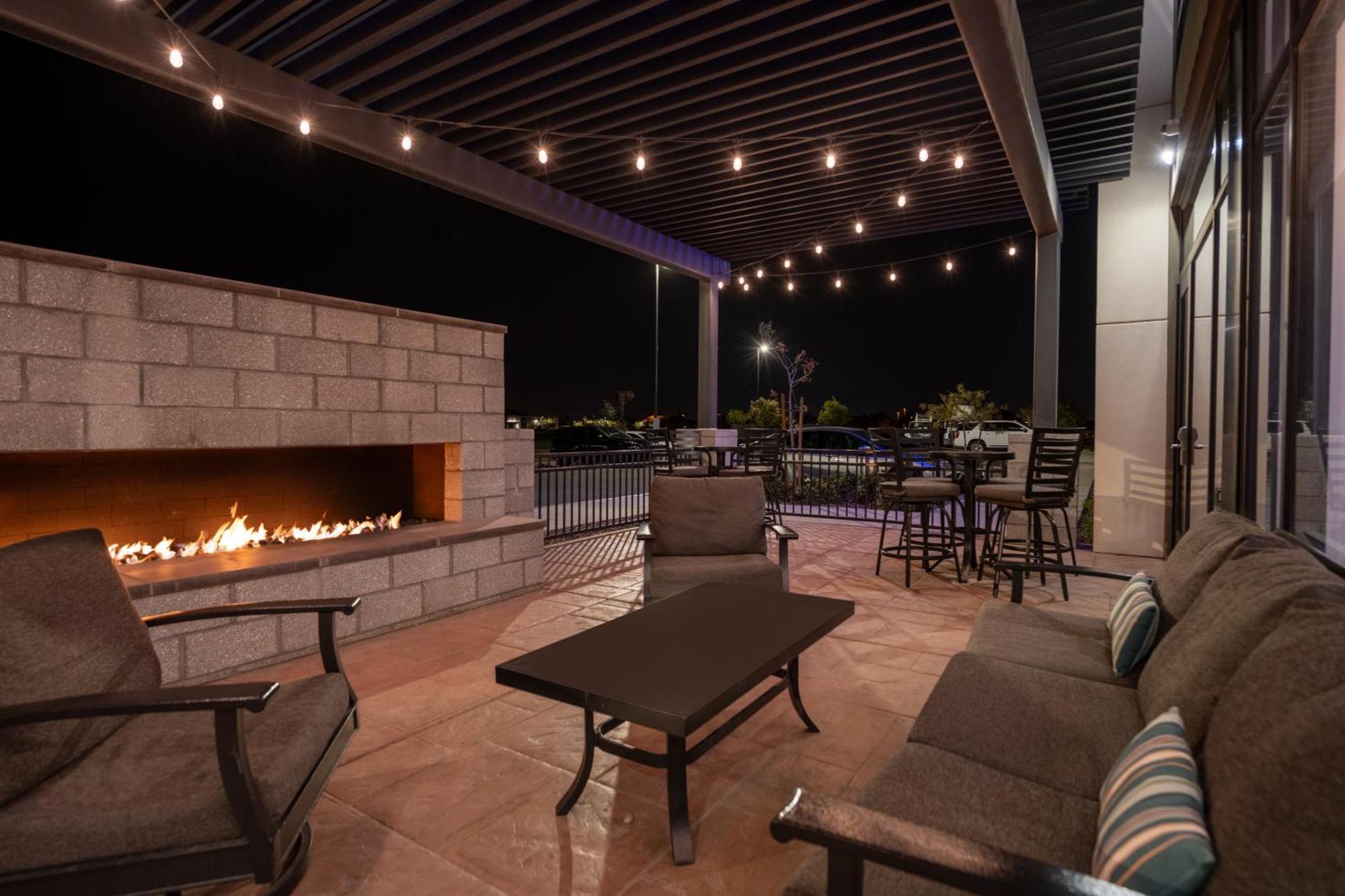 Holiday Inn Express & Suites - Gilbert - Mesa Gateway Airport Buitenkant foto